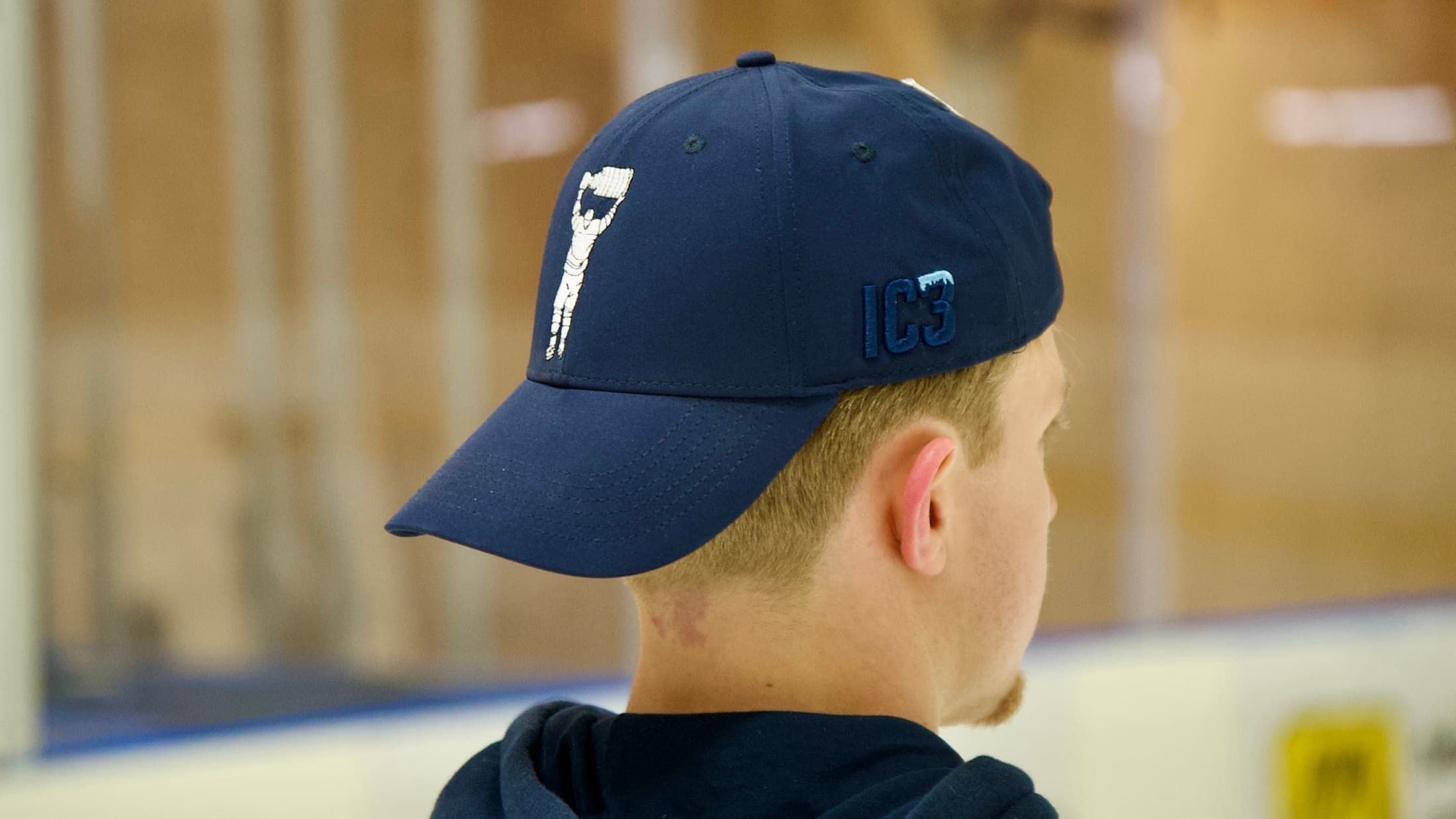 IC3-grundare i Face-Off Cap blickar ut över isen i hallen.