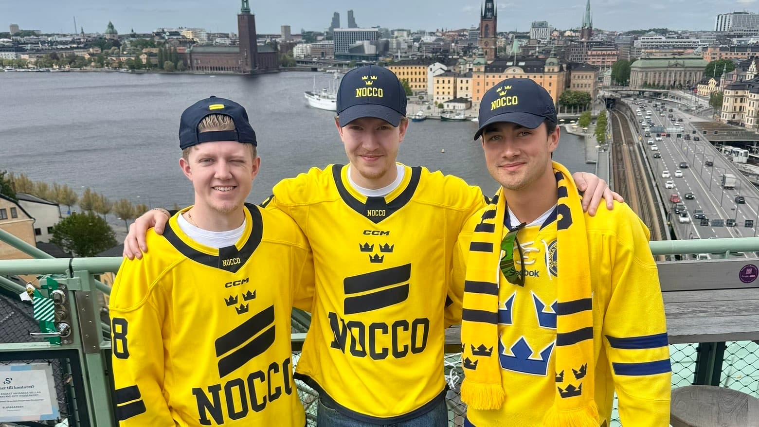 IC3:s tre grundare i gula landslagströjor med Stockholms innerstad i bakgrunden.