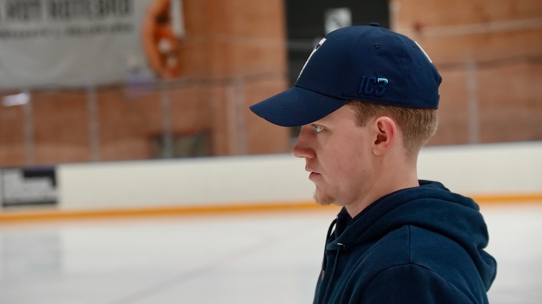 En av IC3:s grundare i profil med Face-Off Cap på isen i en ishall.